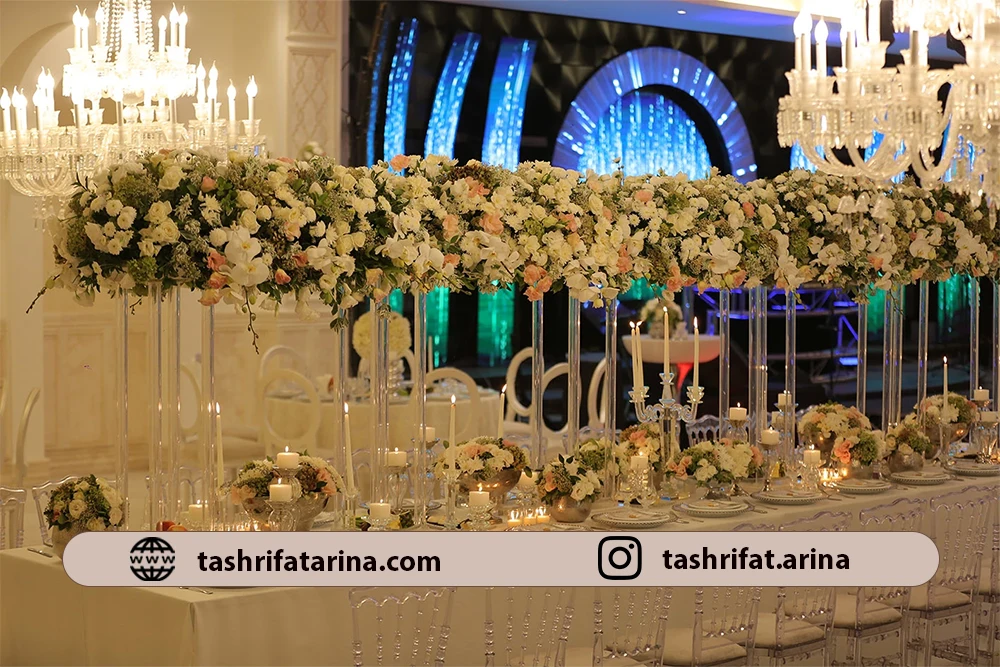 چیدمان ظروف مهمان ها بر روی میز