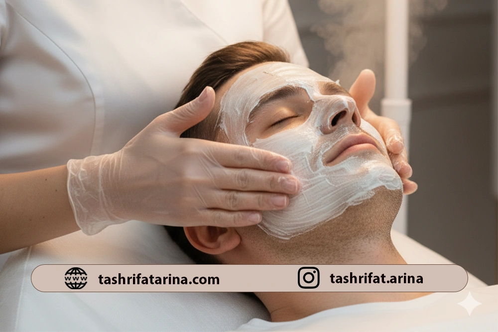مردی در حال پاکسازی پوست