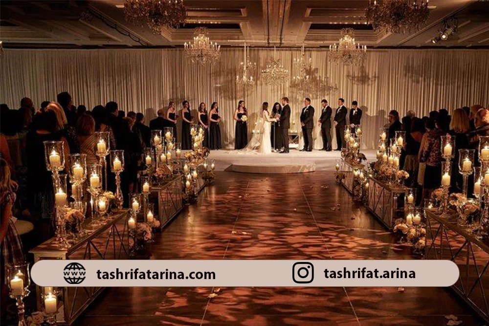 مهمان ها و عروس داماد در سالن عروسی